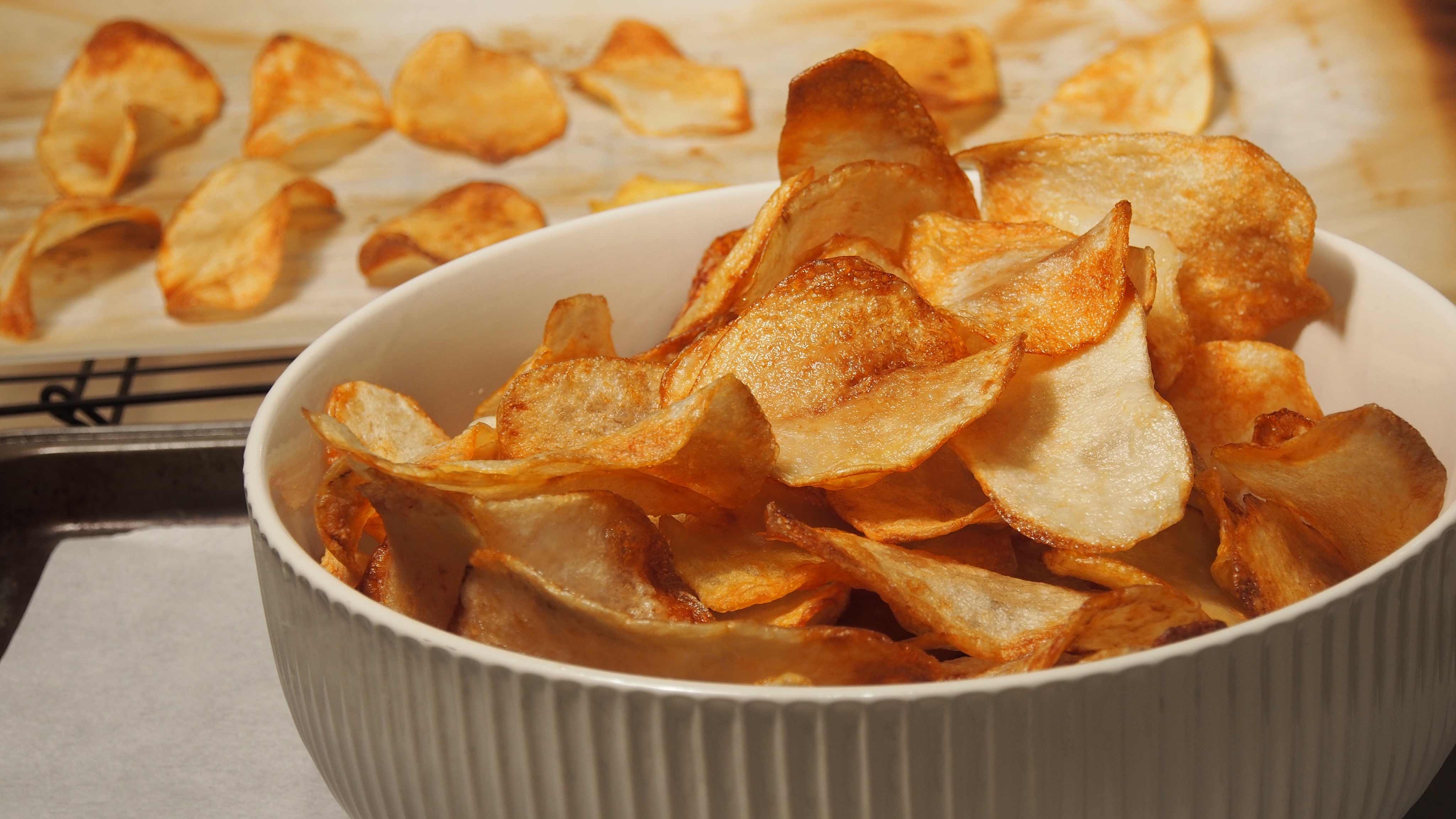 Homemade Potato Chips Recipe (Easy and Crispy)